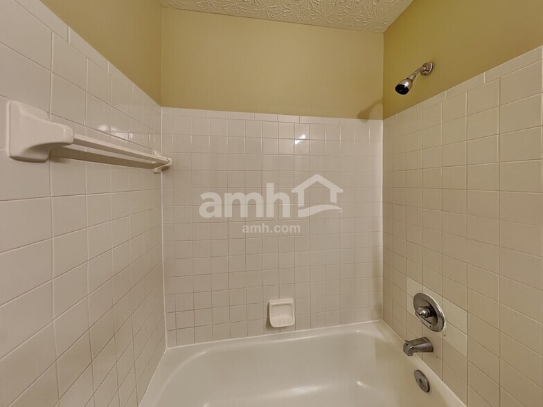 Building Photo - 8558 Rodebaugh Rd