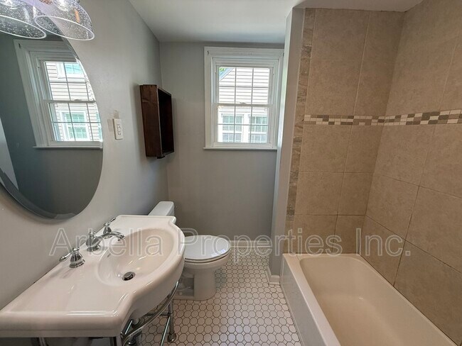 Building Photo - 1437 Valley St