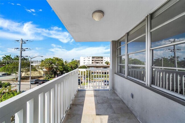 Building Photo - 2016 Bay Dr E