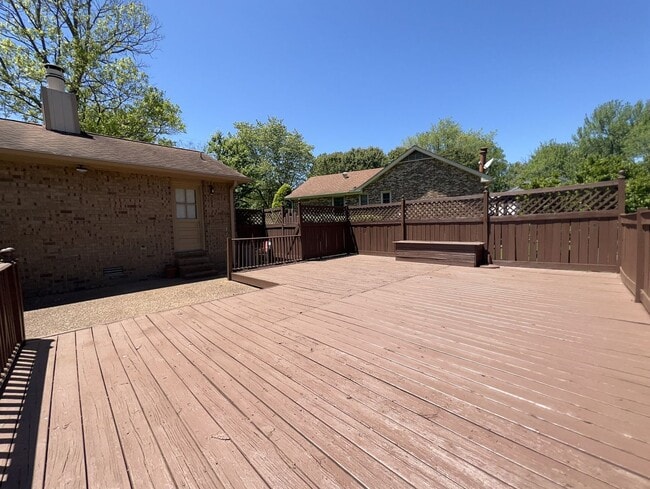 Building Photo - Spacious Home Near The Lake