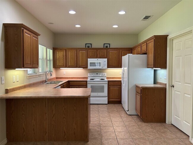Building Photo - 919 Cedar Ridge Dr