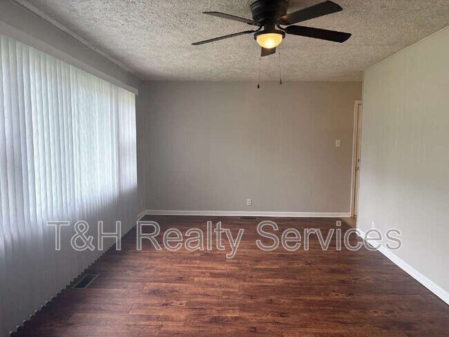 Building Photo - 636 Park Dr