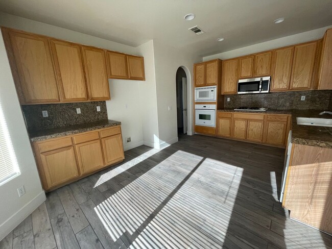 Building Photo - Victorville- Tanamera Home-  4 Bedrooms, 3...