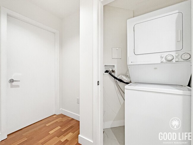 Building Photo - Sophisticated 1BD/2BA Condo in Marina District with City & Bay Views, Office & Resort-Style Ameni...