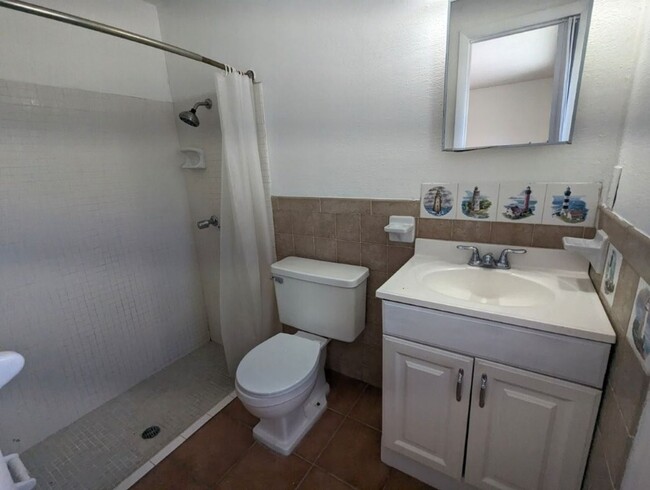 Building Photo - CORNER LOT 2/2 over 1246sf with NEW lvp fl...