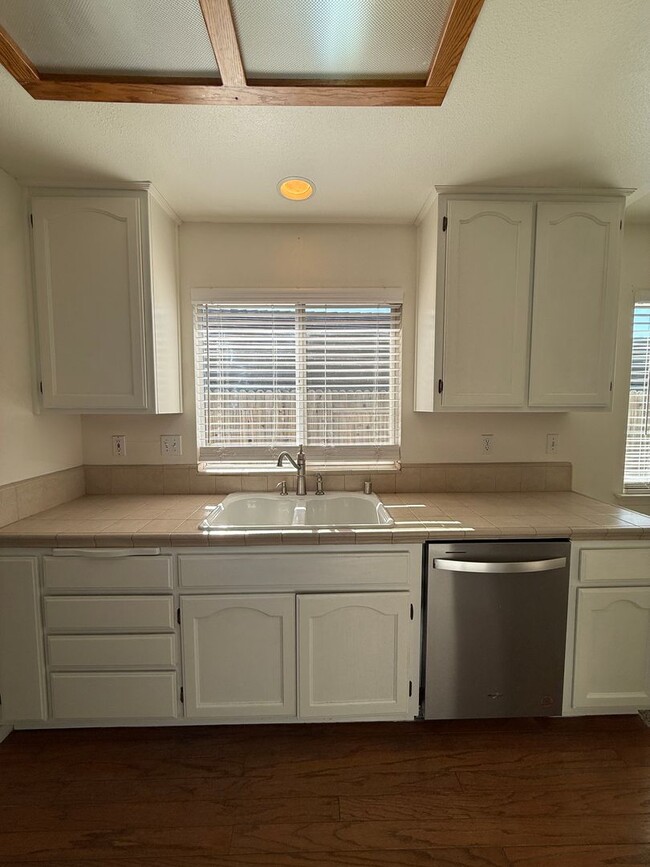 Building Photo - Rolling Hills Single Story Home Includes All Basic Utilities