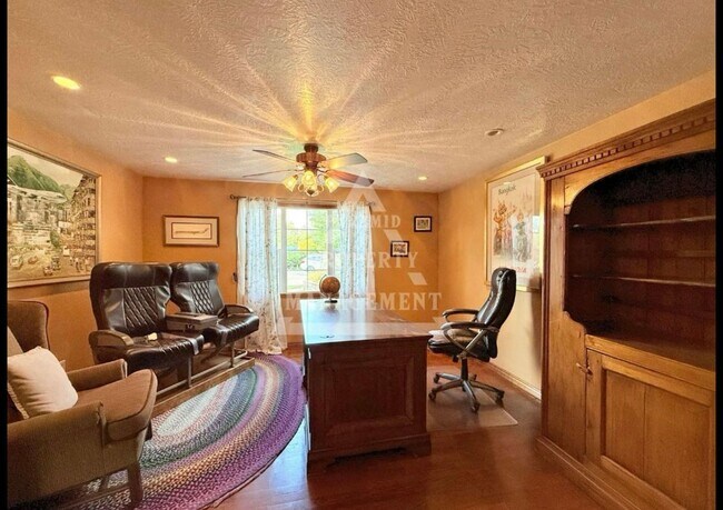 Building Photo - Beautiful Millcreek Home!