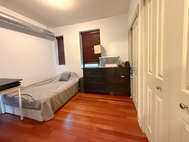 Building Photo - 1946 W Newport Ave