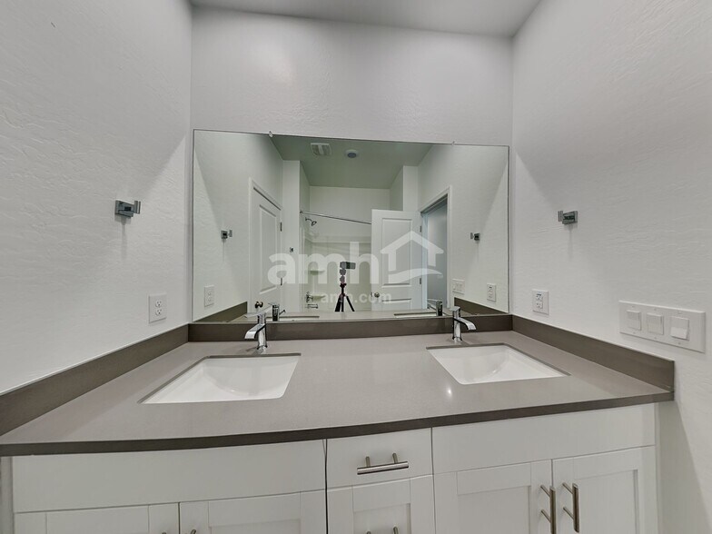 Building Photo - 17170 W Golden Ln