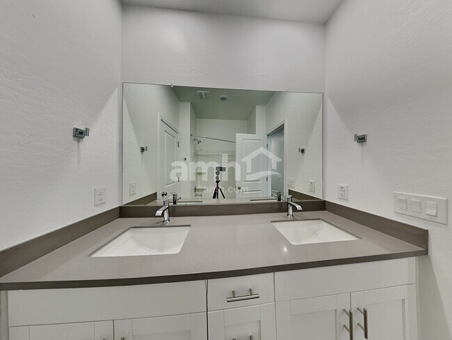 Building Photo - 17170 W Golden Ln