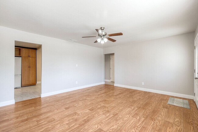 Building Photo - Three bedroom two bath home- fenced yard! - Castle Park