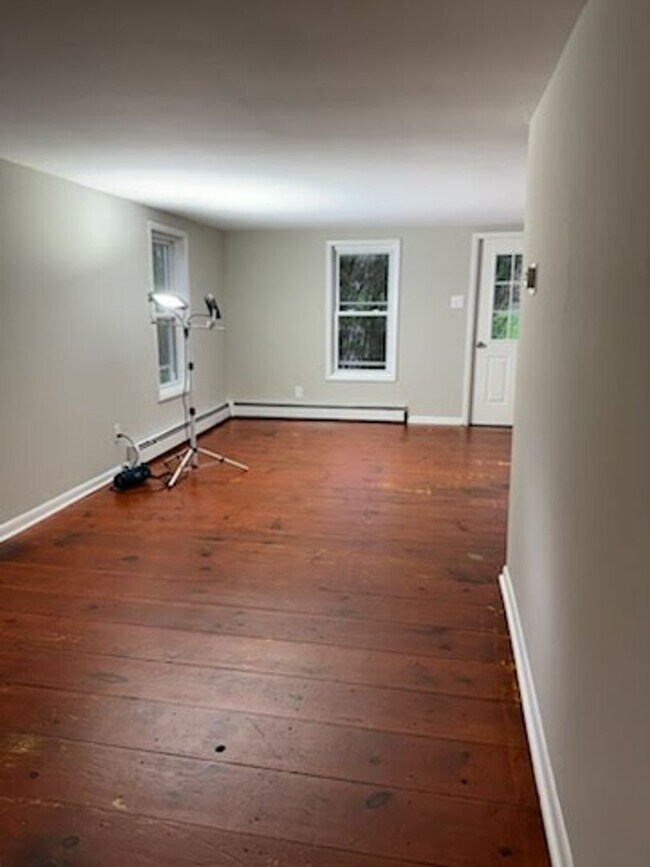 Building Photo - AVAILABLE NOW! Economical home with wood floors, Palisades Schools, laundry, gas heat