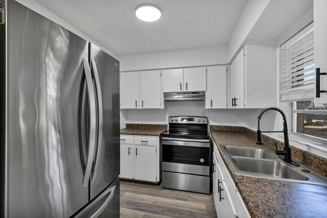 Building Photo - Charming 3-Bedroom Home with Porches in Eagle Lake