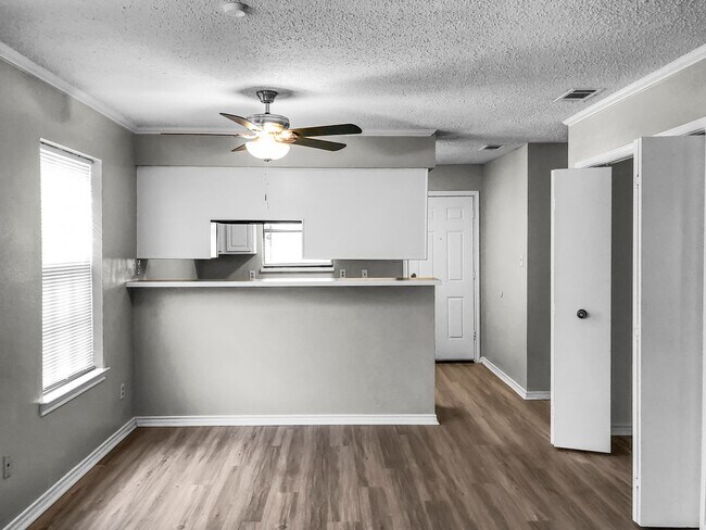 Building Photo - 1112 Valley View Dr