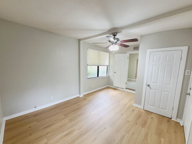 Building Photo - Three Bedroom One Bathroom Cottage in Palmetto Park, St. Petersburg