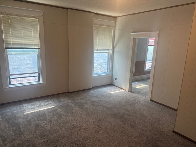 Building Photo - 113 N Broadway