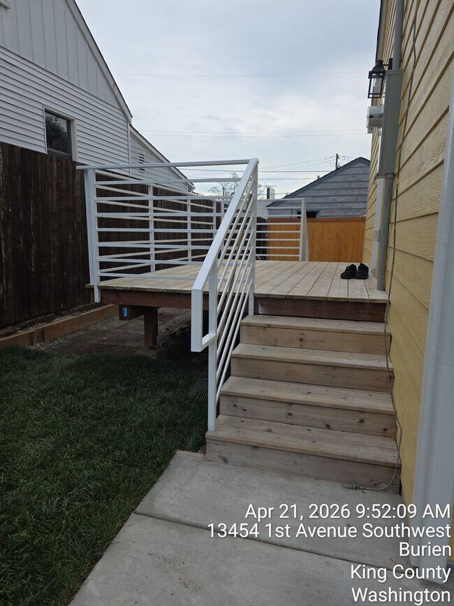 Building Photo - Burien Newly remodeled home - 3 bedrooms 2 bathrooms - A must see - available NOW