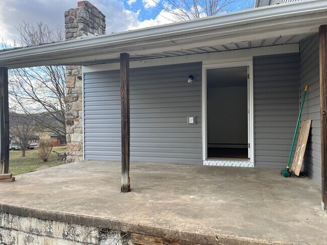 Building Photo - Newly Remodeled Single Family Home - Howar...