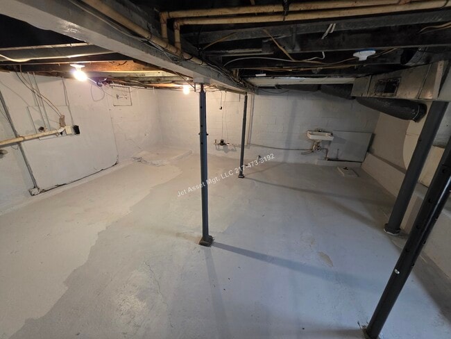 Building Photo - Cute 2 bedroom house with XL 2 car garage!