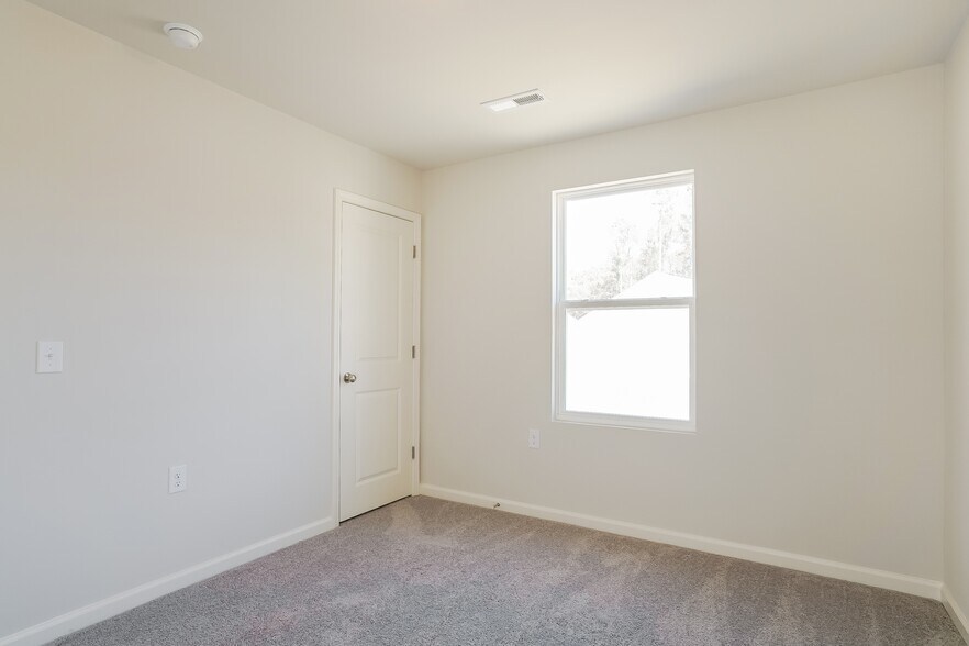 Building Photo - 684 Savanac St SE