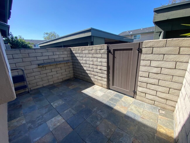 Building Photo - Two Bedroom Huntington Beach Townhouse w/ ...