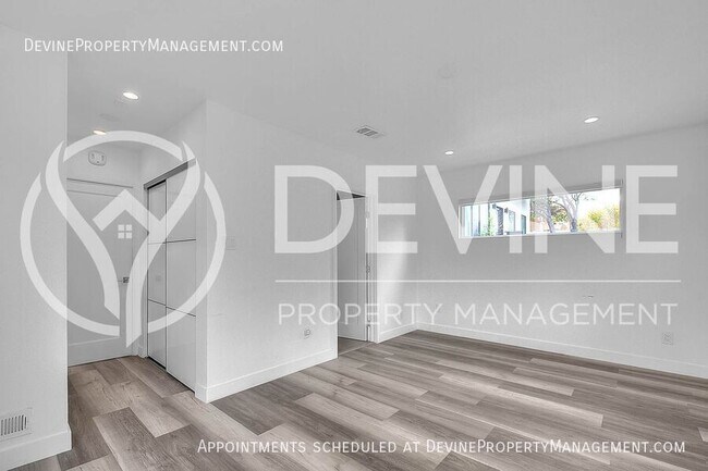 Building Photo - 3026 Greenfield Ave