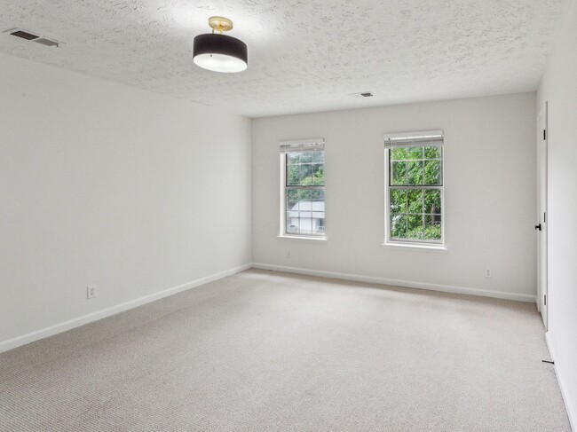 Building Photo - 3 bed 3 bath in Jonesboro!