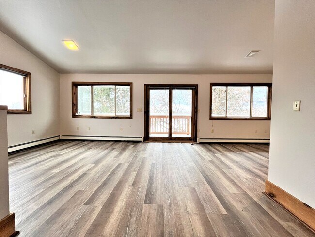 Building Photo - Newly Renovated 3 Bed, 2 Bath With Amazing...