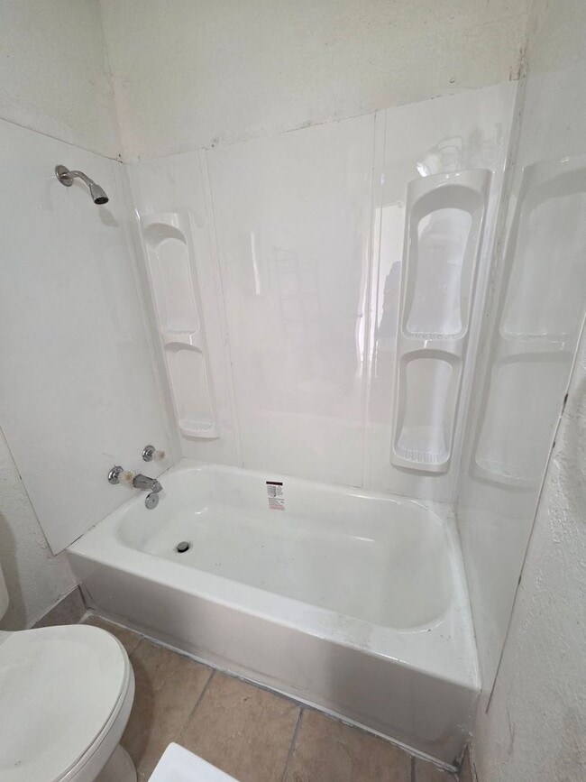 Building Photo - 2 Bdrm/1 Bath Apartment with fenced yard.