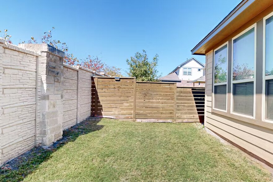 Building Photo - 3651 Sandy Brook Dr