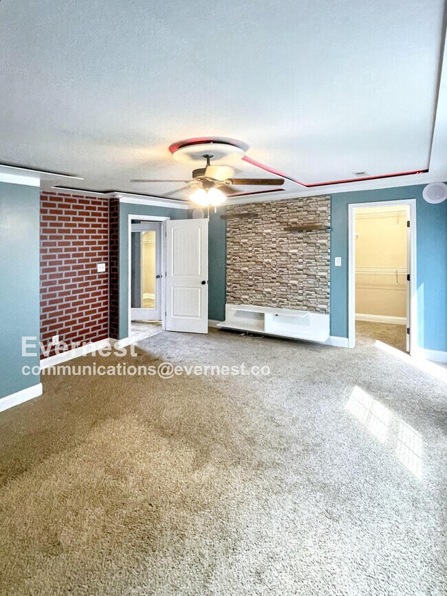 Building Photo - 650 Fox Hound Dr