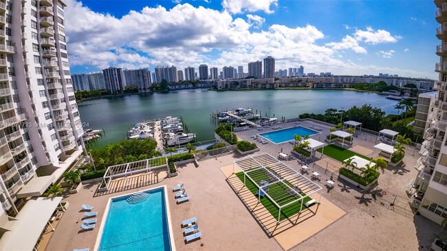 Building Photo - 18011 Biscayne Blvd