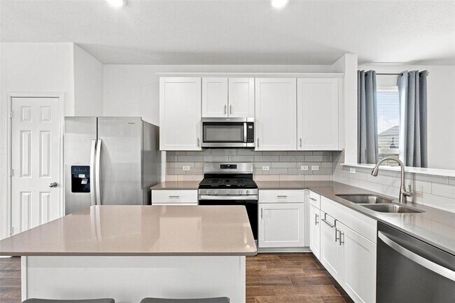 Building Photo - 100 Bennington Dr
