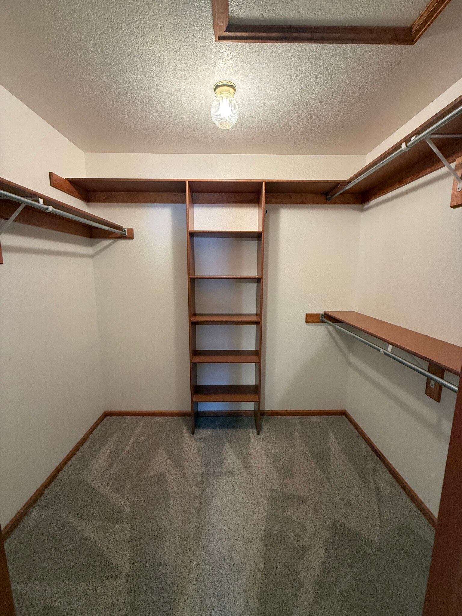 Primary closet - 1840 Road 124