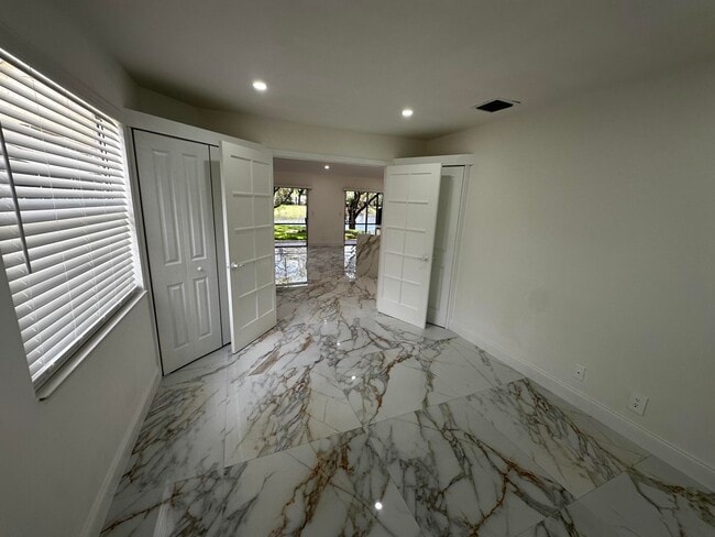 Building Photo - 2173 Discovery Cir W