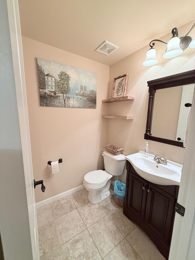 Building Photo - 806 Hawks Cir Dr