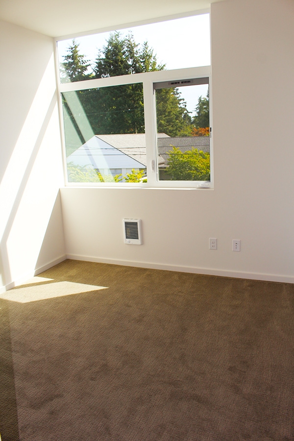 Building Photo - CROWN HILL TOWNHOME W HIGH END FINISHES & ...
