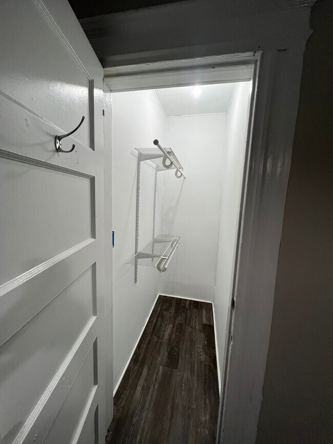 Building Photo - 214 Maple St