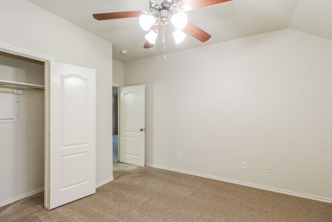 Building Photo - Spacious 4-Bedroom