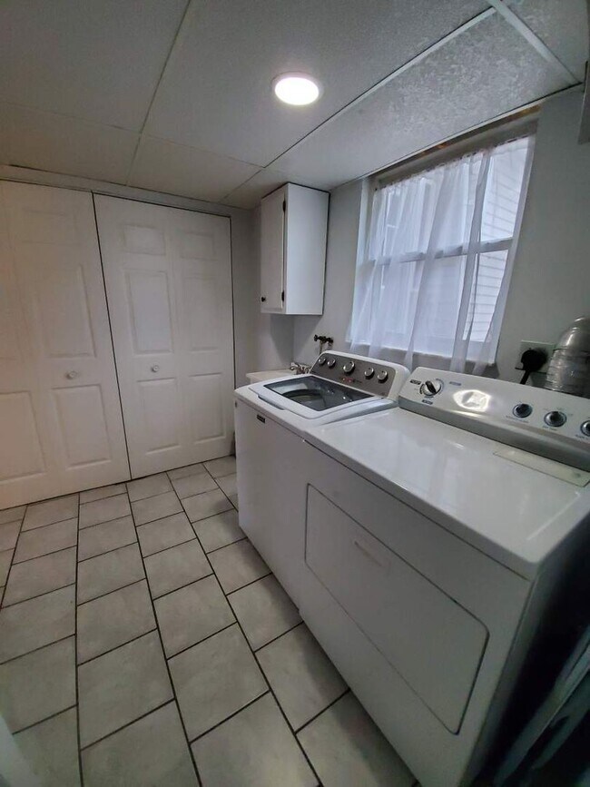 Building Photo - Furnished family home with large fenced backyard