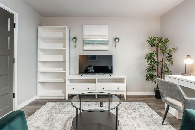 Building Photo - 1818 Court F