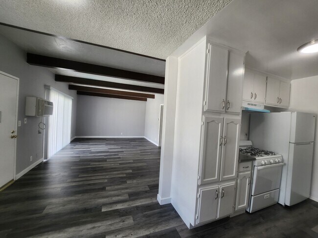 Building Photo - 425 N Hobart Blvd