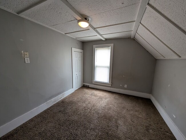 Building Photo - Spacious 3-Bedroom, 1.5-Bathroom Home with Garage – $1,650/Month - Accepting Section 8