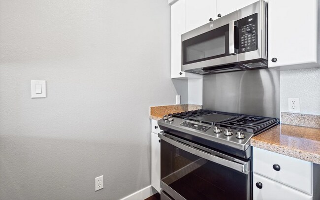 Building Photo - 445 Island Ave