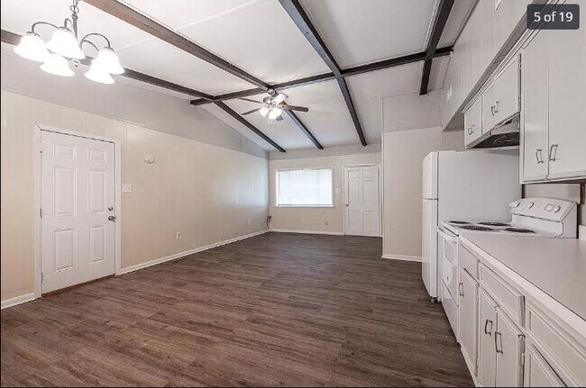 Building Photo - 4 Fulmer Ln