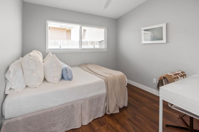 Building Photo - Long Term Unfurnished Rental available a f...