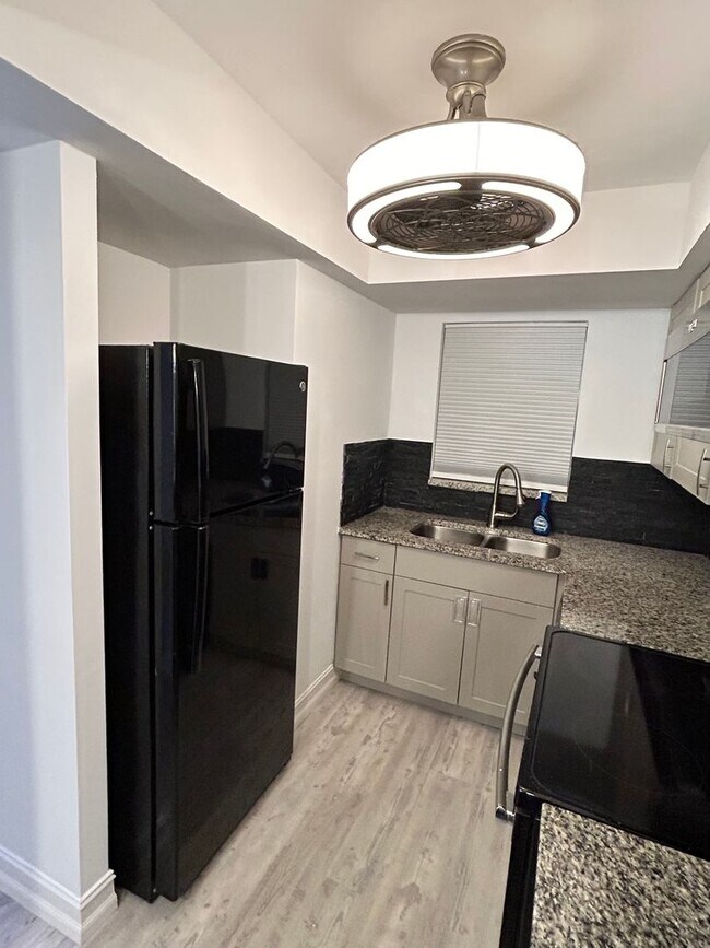 Building Photo - Updated 1 Bed/1.5 Bath Near the Beach! Great Amenities