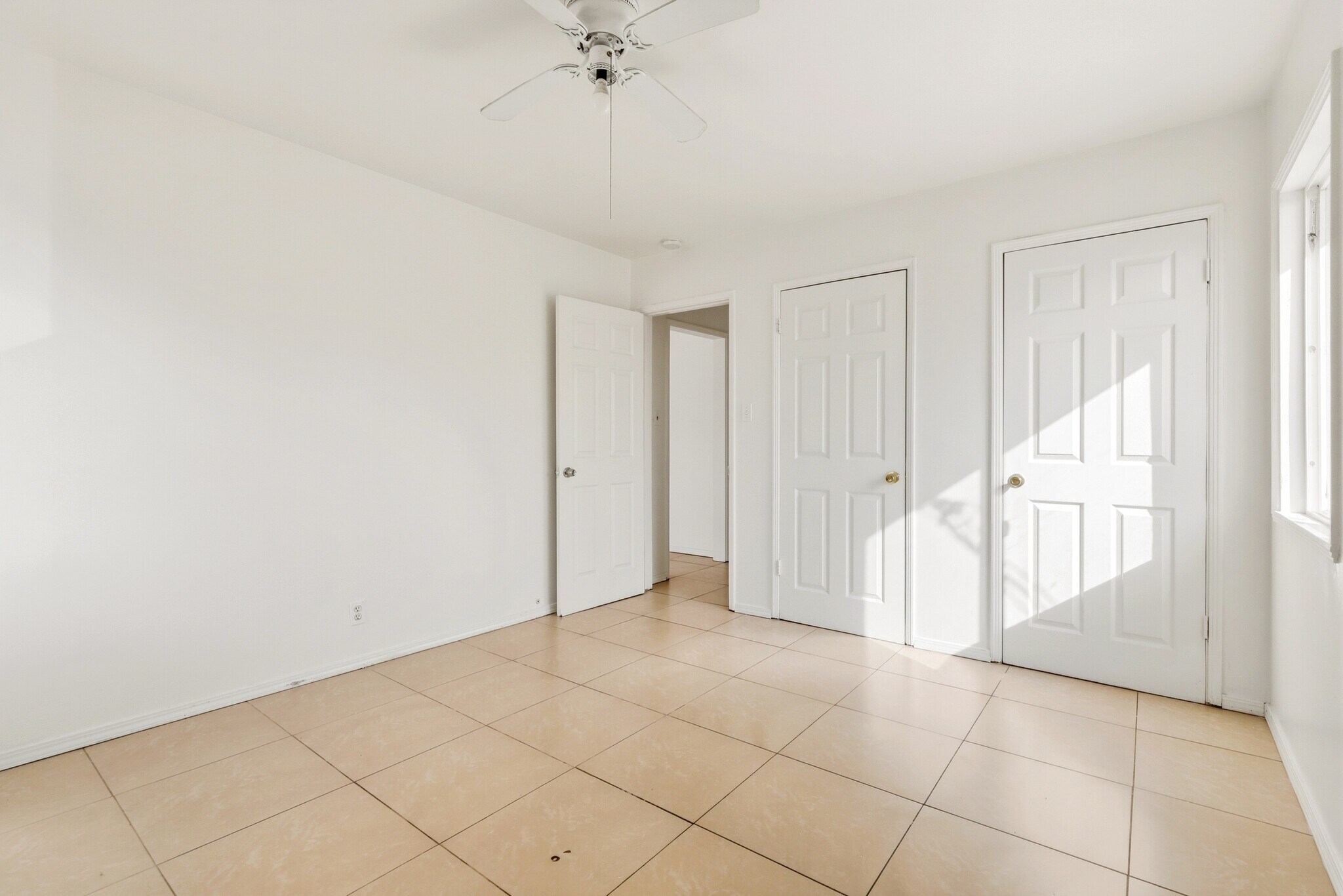 Building Photo - 1405 S Broadway