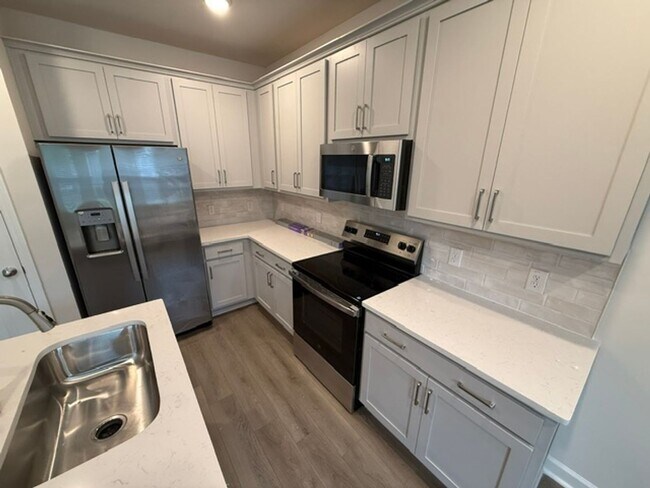 Building Photo - 3 Bedroom 2.5 Bathroom Townhouse in Windward Village - Summerville
