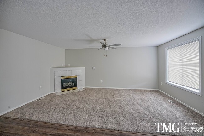 Building Photo - Beautifully Remodeled 4BR Home with Fenced Backyard